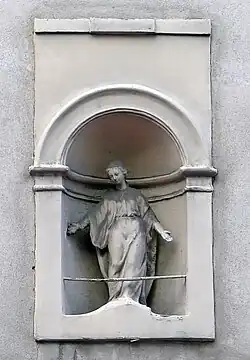 Statue de la Vierge au n°227.