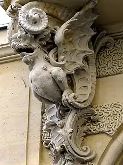 Chimère de la porte d'entrée de l'hôtel de Chenizot  (Paris 4e).