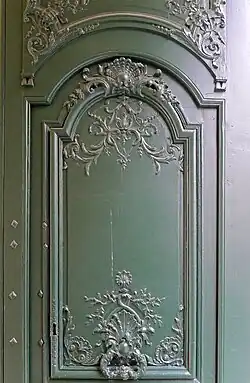 Moulures de la porte d'entrée.