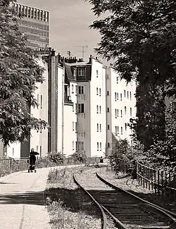 Passage piéton et voie.