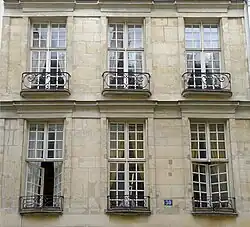 No&nbsp;30 : détail de la façade.