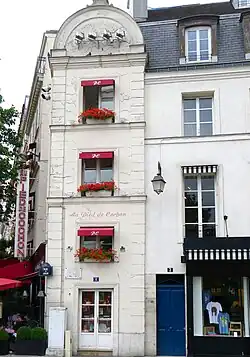 Le no&nbsp;3, à droite.