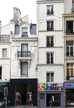 Le no&nbsp;9, à droite, vu de la rue.