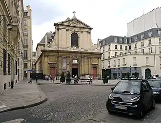 Côté nord de la place avec la basilique Notre-Dame-des-Victoires