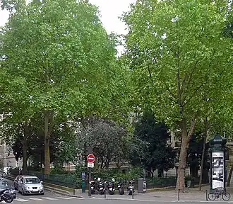 Square Joël-Le Tac vu depuis la rue Caulaincourt.