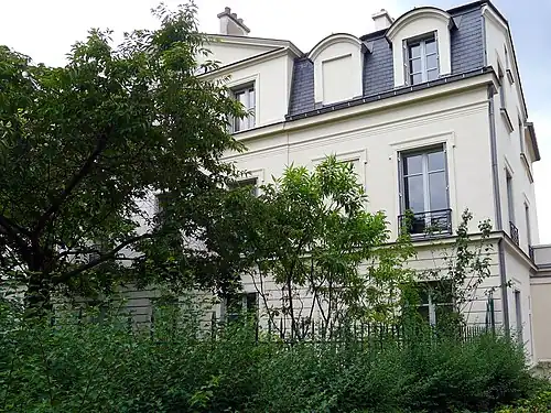 Le château des Brouillards vu de l'allée des Brouillards.