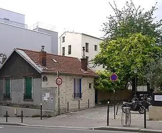 No 113 : entrée de la cité de l'Ermitage.