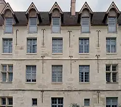 Façade sur rue du corps de logis principal.