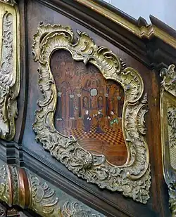 L'un des panneaux de marqueterie de l'escalier.