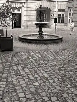 no&nbsp;55 : tracé de l'enceinte de Philippe-Auguste.