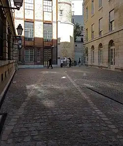 nos&nbsp;57et 57 bis : tracé de l'enceinte de Philippe-Auguste et tour Pierre Alvart.