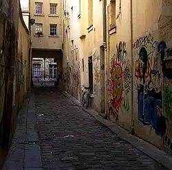 Du street art (ou des tags ?).