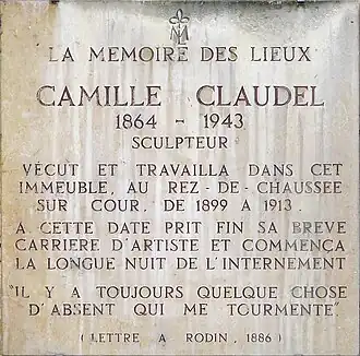 No 19 : plaque honorant la mémoire de Camille Claudel.