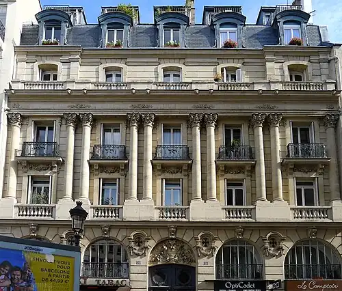 Le no 26, immeuble à ordre colossal.