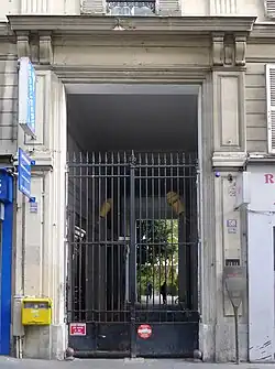 No 58 : entrée de la cité Napoléon.