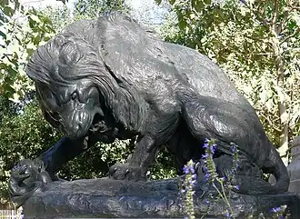 Barye,Lion écrasant un serpent,groupe de bronze restitué en 2011.
