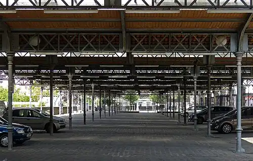 Halles à chevaux des anciens abattoirs de Vaugirard où se tient le marché du livre ancien et d'occasion.