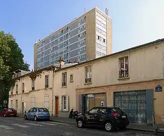 Partie sud de la rue avec de vieilles maisons.