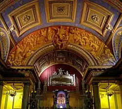 Le chœur avec l'autel et la châsse .