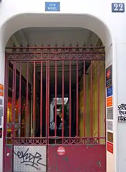 No&nbsp;22 : entrée de la cité Noël.