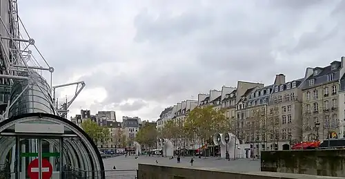La place vue vers le sud, avec à gauche l'escalier du centre Beaubourg.