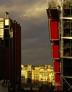 La place vue depuis la place Igor-Stravinsky qui la jouxte.