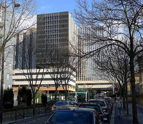 Partie occidentale de la rue avec l'entrée de l'hôpital Bichat.