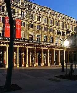 La place avec la Comédie-Française en arrière-plan.