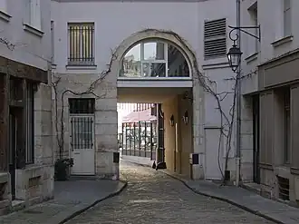 Entrée, côté place de la Bastille.