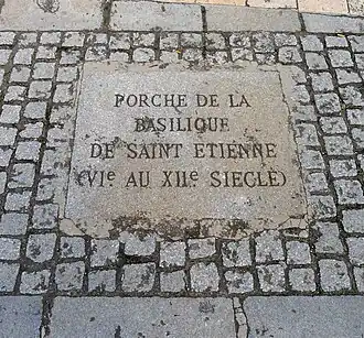 Plaque sur le parvis de Notre-Dame signalant l'emplacement du porche de l'ancienne cathédrale Saint-Étienne.