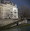 Le quai d'Orléans vu du pont Saint-Louis, avec l'ancien abreuvoir aux chevaux.