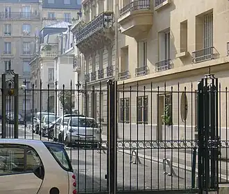 Grille, côté avenue Hubert-Germain.