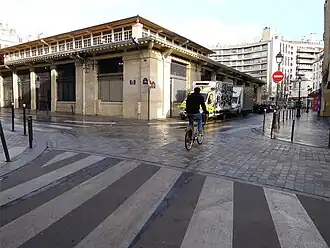 La rue débouche sur la place d'Aligre et son marché couvert.