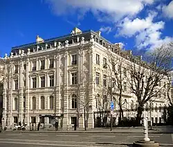 Angle de l'avenue avec la place de l'Étoile.