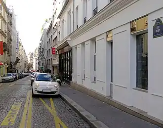 Rue vue depuis l'avenue de Wagram.