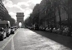 En direction de l'Arc de Triomphe.