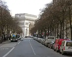 L'avenue, vue en direction de l'Arc de Triomphe.