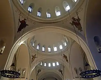 Les trois coupoles de la nef.