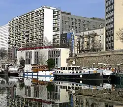 Le boulevard de la Bastille dominant le port de l'Arsenal.