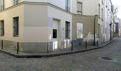 L'angle droit du passage.