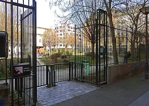 Entrée du square, rue des Poissonniers.