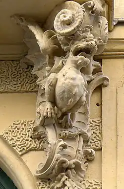 Chimère droite de la porte d'entrée.