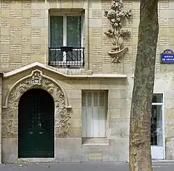 No 50 (façade) : motifs Art nouveau.