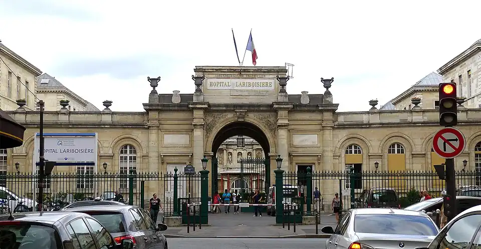 L'entrée de l'hôpital Lariboisière, Paris.