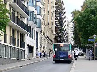 Rue de Crimée au niveau du parc des Buttes-Chaumont (à droite).