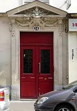 No&nbsp;14 : porte avec fronton ouvragé.