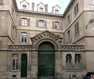 Façade du no&nbsp;19 (ancien petit séminaire catholique).