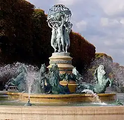 Fontaine des Quatre-Parties-du-Monde vue depuis la place Camille-Jullian.