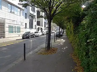 La rue longe le flanc oriental du cimetière du Montparnasse.