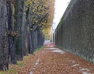 Façade nord de la prison de la Santé, photographiée depuis le boulevard Arago.